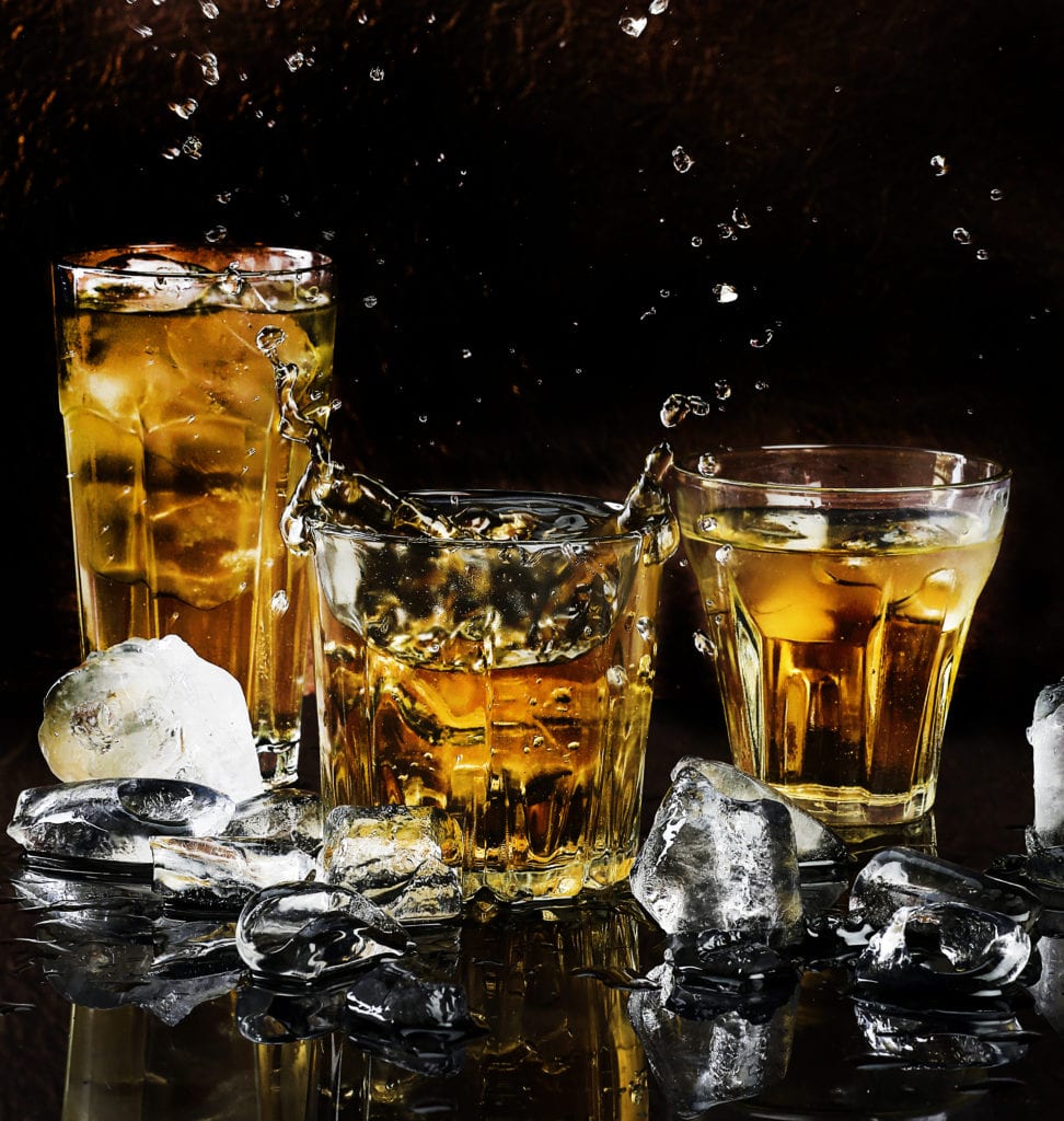foto rappresentante bicchieri con dentro distillati ambrati