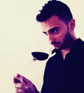 foto ritratto di giuseppe masi e un bicchiere di vino rosso