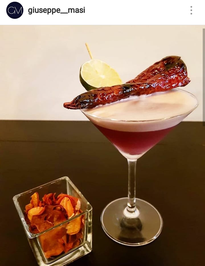 cocktail con lime e peperone e patatine