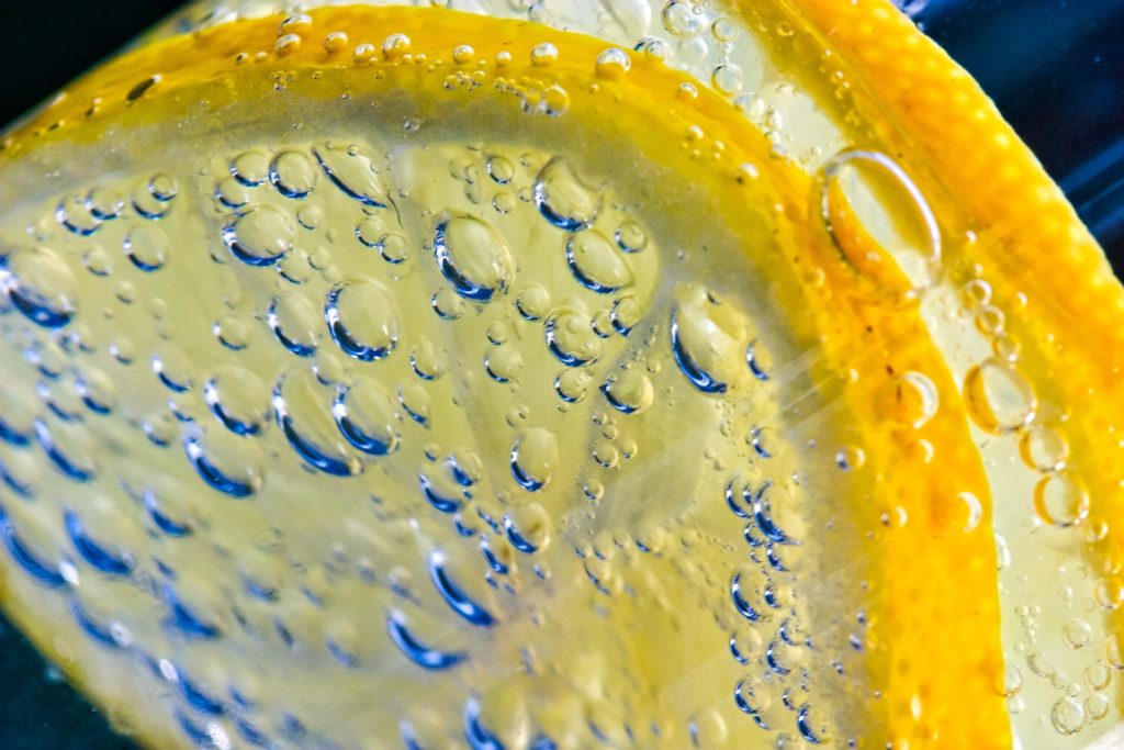 limone nell'acqua tonica