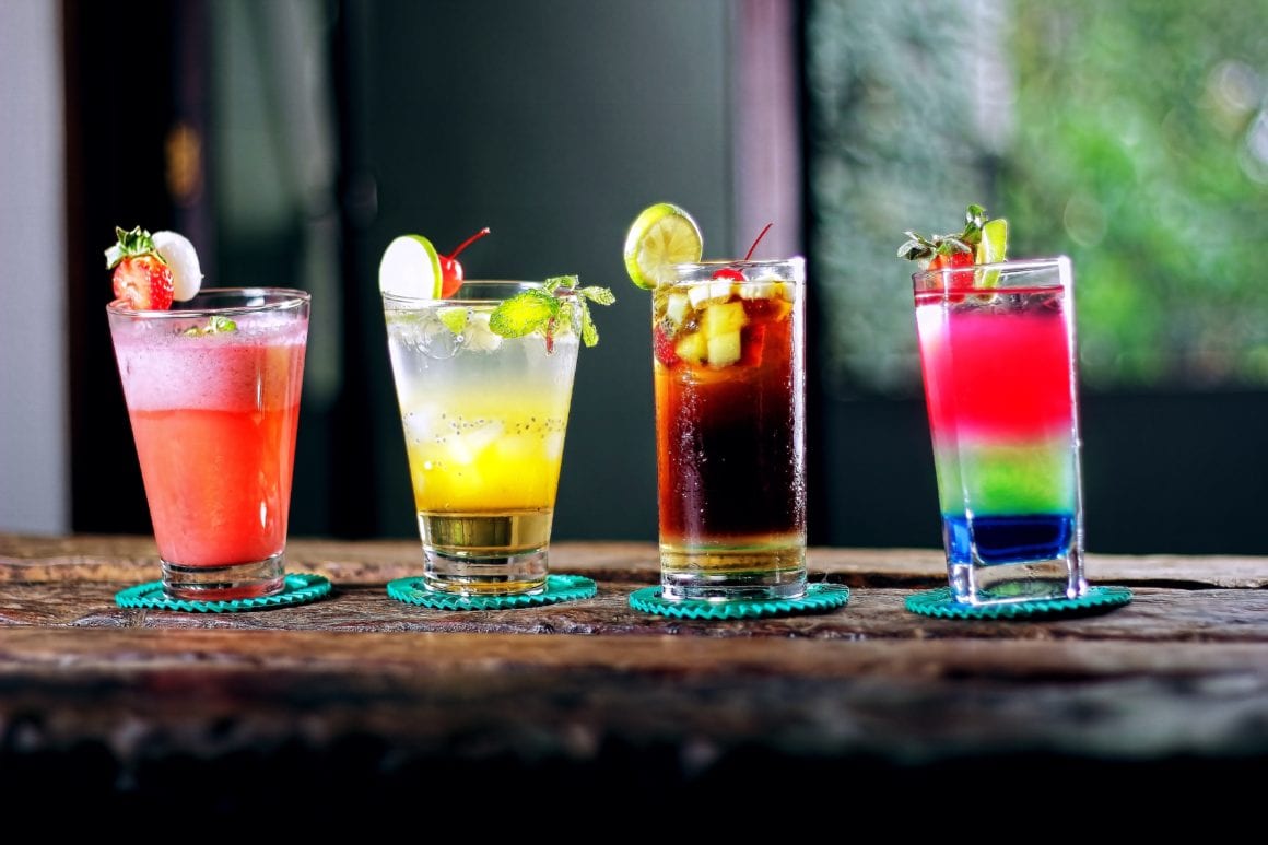 quattro cocktail su un bancone