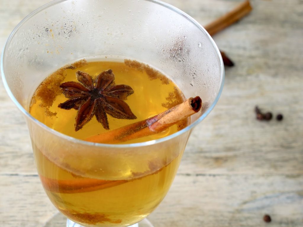 cocktail speziato invernale caldo hot toddy